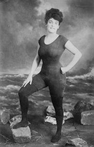 1907. Annette Kellerman komt op voor het vrouwenrecht om een  badpak te dragen. Ze werd gearresteerd. 